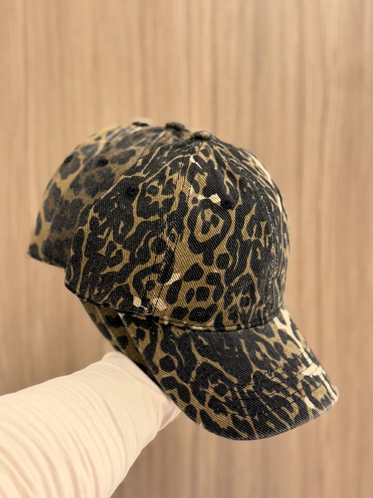 Leopard print cap with a bold