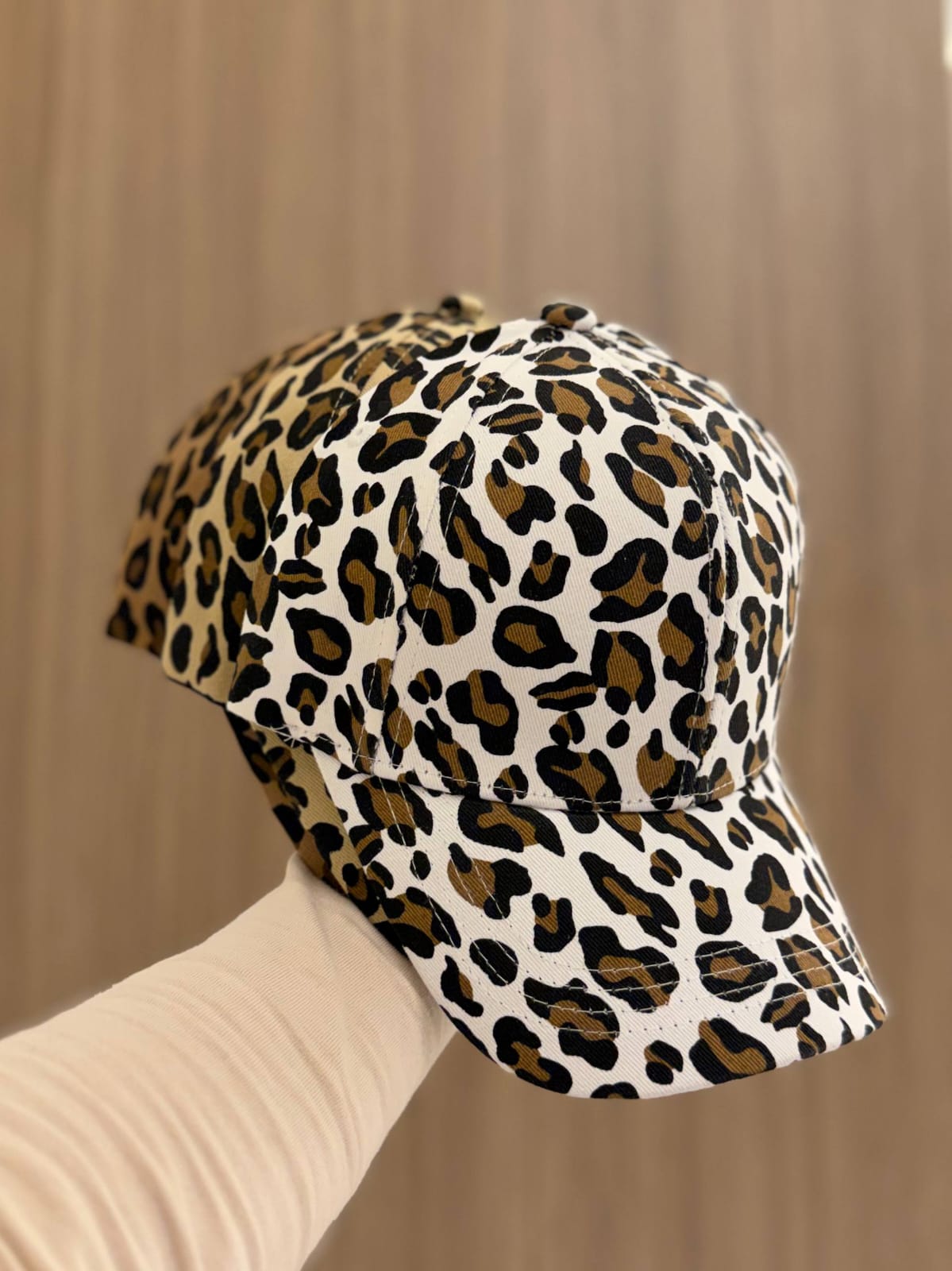 Leopard print cap with a bold