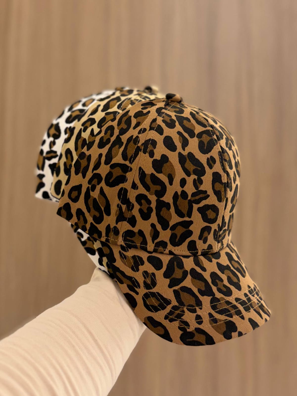 Leopard print cap with a bold