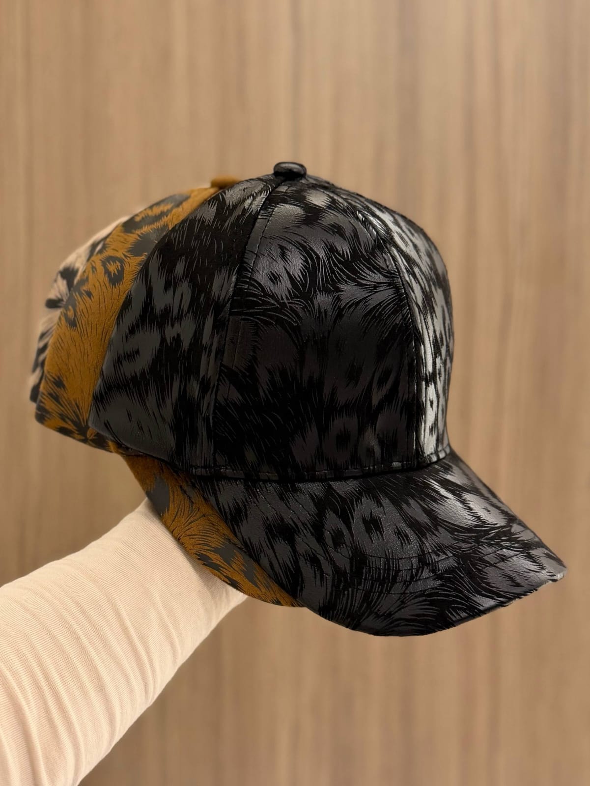 Leopard print cap with a bold