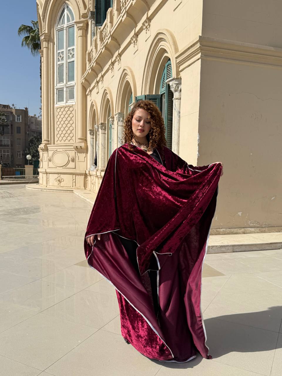 Plain kaftan in a silver frame