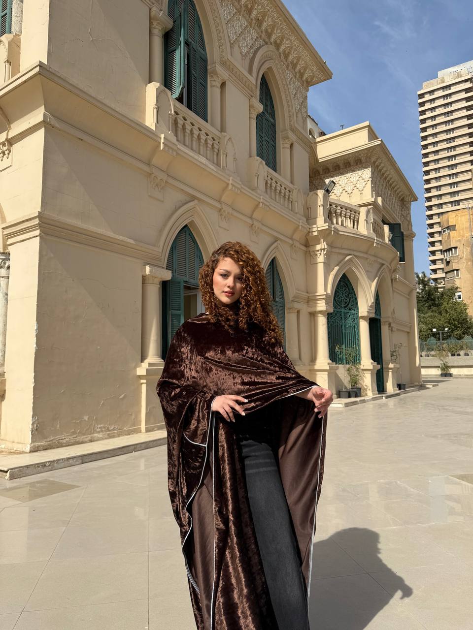 Plain kaftan in a silver frame