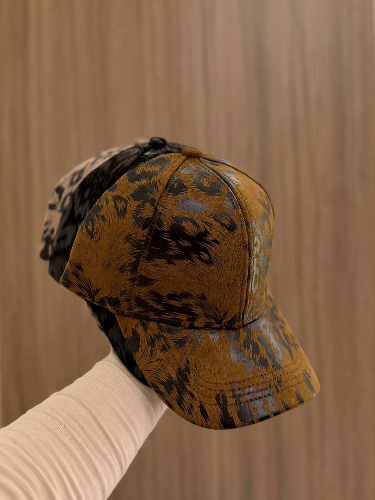 Leopard print cap with a bold