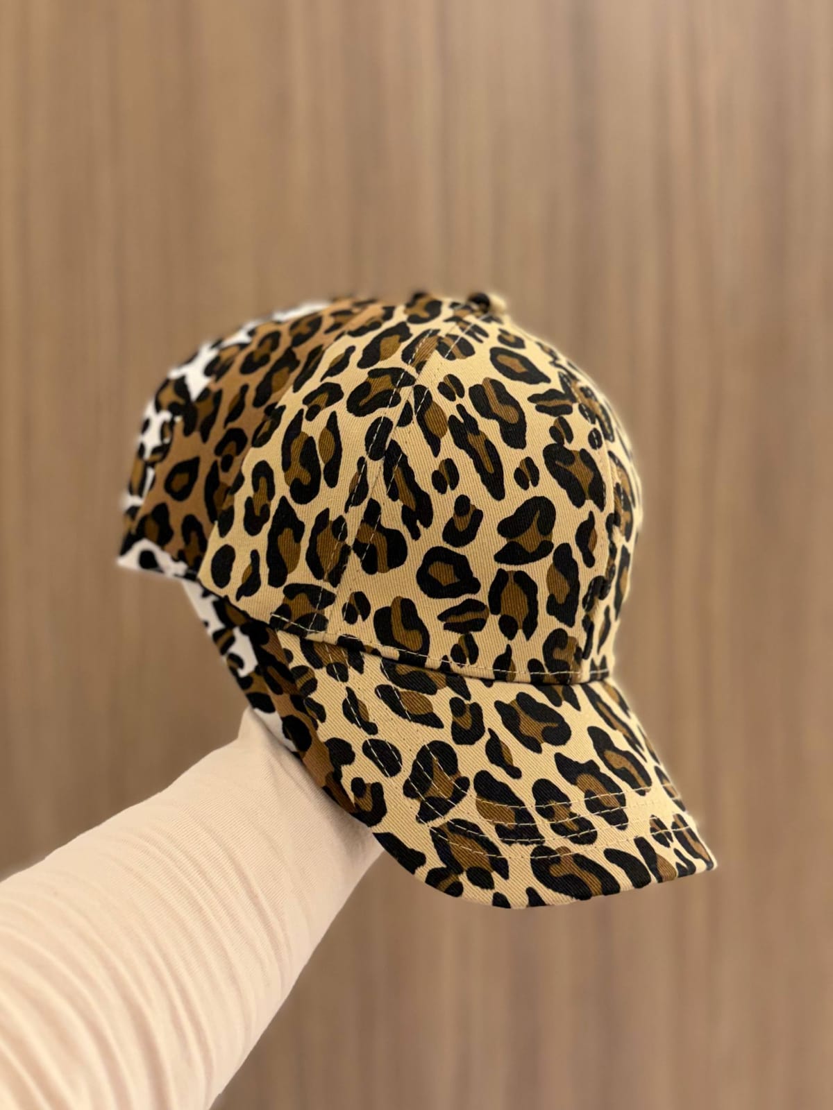 Leopard print cap with a bold